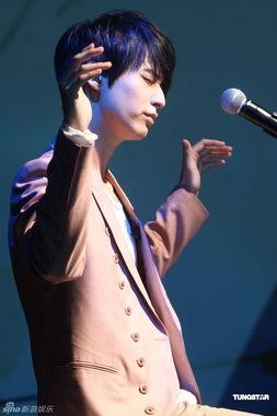 严爵照片,光影交织的音乐才子风采